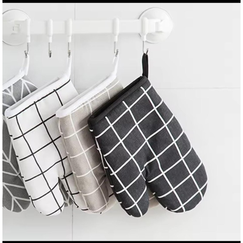Heat-Resistant Oven Gloves 2 of 4