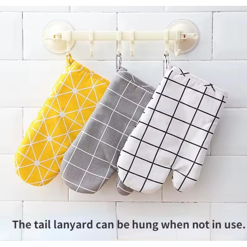 Heat-Resistant Oven Gloves 3 of 4
