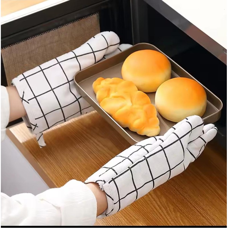Heat-Resistant Oven Gloves 4 of 4